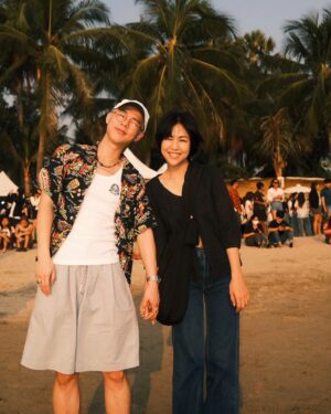 Nutthasit Kotimanuswanich Instagram - คุณไอซ์ชวนไปบางแสน คิดปุ๊บอยากออกปั๊บ พอบอกเราปั๊บเราเลยออกปุ๊บ!!
ใช้เวลาเที่ยว 4 ชม. เดินเล่นกับหาของกิน เดี๋ยวมาแชร์คลิปร้านอาหารที่เรา 2 คนไปมา

📸 ขอบคุณคุณพี่ท่านหนึ่งที่ถ่ายรูปให้นะครับ (ถ้าเห็นแล้วรายงานตัวหน่อยนะครับบ)
#bangsan
#bangsanbeach #idesbest #shorttrip
#fujixthailand #x100v