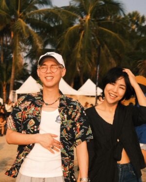 Nutthasit Kotimanuswanich Instagram - คุณไอซ์ชวนไปบางแสน คิดปุ๊บอยากออกปั๊บ พอบอกเราปั๊บเราเลยออกปุ๊บ!!
ใช้เวลาเที่ยว 4 ชม. เดินเล่นกับหาของกิน เดี๋ยวมาแชร์คลิปร้านอาหารที่เรา 2 คนไปมา

📸 ขอบคุณคุณพี่ท่านหนึ่งที่ถ่ายรูปให้นะครับ (ถ้าเห็นแล้วรายงานตัวหน่อยนะครับบ)
#bangsan
#bangsanbeach #idesbest #shorttrip
#fujixthailand #x100v