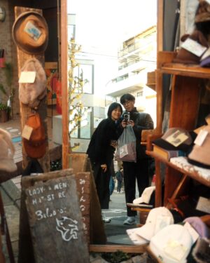 Nutthasit Kotimanuswanich Instagram - ใกล้กลับแล้วสินะ~
เมื่อวานลุยย่าน shimokitazawa บังเอิญเจอศิลปินที่เราสองคนชอบ @gingerrootmusic
เดินมั่วๆเจอร้านเหล้าบ๊วยที่อร่อย พนักงานชวนคุยเก่ง เค้าเลยแนะนำร้านอิซากายะย่านนั้นให้ไปลอง
เดินเข้าร้านต้องลงใต้ดินจนเกือบสะกิดนรก พนง.ต้อนรับดี บริการดี หน้าไม่บูด ลองสั่งเนื้อม้ากับให้ พนง เลือกให้ 1 เมนู ได้ปลาทอดกับซอสอร่อยๆมา เห็นคนสั่งกันทั้งร้าน เด็ดจัด!
(ภาพสุดท้ายเห็นอะไรไม่รู้เกี่ยวกับ slam dunk เดาว่าคนวาดคงเคยมากินที่นี่ ใครรู้บอกที!) @ides.nt