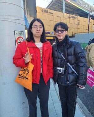 Nutthasit Kotimanuswanich Instagram - ใกล้กลับแล้วสินะ~
เมื่อวานลุยย่าน shimokitazawa บังเอิญเจอศิลปินที่เราสองคนชอบ @gingerrootmusic
เดินมั่วๆเจอร้านเหล้าบ๊วยที่อร่อย พนักงานชวนคุยเก่ง เค้าเลยแนะนำร้านอิซากายะย่านนั้นให้ไปลอง
เดินเข้าร้านต้องลงใต้ดินจนเกือบสะกิดนรก พนง.ต้อนรับดี บริการดี หน้าไม่บูด ลองสั่งเนื้อม้ากับให้ พนง เลือกให้ 1 เมนู ได้ปลาทอดกับซอสอร่อยๆมา เห็นคนสั่งกันทั้งร้าน เด็ดจัด!
(ภาพสุดท้ายเห็นอะไรไม่รู้เกี่ยวกับ slam dunk เดาว่าคนวาดคงเคยมากินที่นี่ ใครรู้บอกที!) @ides.nt