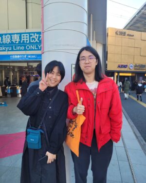 Nutthasit Kotimanuswanich Instagram - ใกล้กลับแล้วสินะ~
เมื่อวานลุยย่าน shimokitazawa บังเอิญเจอศิลปินที่เราสองคนชอบ @gingerrootmusic
เดินมั่วๆเจอร้านเหล้าบ๊วยที่อร่อย พนักงานชวนคุยเก่ง เค้าเลยแนะนำร้านอิซากายะย่านนั้นให้ไปลอง
เดินเข้าร้านต้องลงใต้ดินจนเกือบสะกิดนรก พนง.ต้อนรับดี บริการดี หน้าไม่บูด ลองสั่งเนื้อม้ากับให้ พนง เลือกให้ 1 เมนู ได้ปลาทอดกับซอสอร่อยๆมา เห็นคนสั่งกันทั้งร้าน เด็ดจัด!
(ภาพสุดท้ายเห็นอะไรไม่รู้เกี่ยวกับ slam dunk เดาว่าคนวาดคงเคยมากินที่นี่ ใครรู้บอกที!) @ides.nt