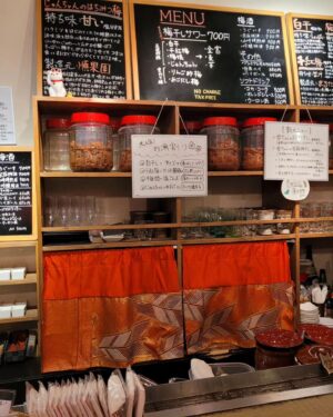 Nutthasit Kotimanuswanich Instagram - ใกล้กลับแล้วสินะ~
เมื่อวานลุยย่าน shimokitazawa บังเอิญเจอศิลปินที่เราสองคนชอบ @gingerrootmusic
เดินมั่วๆเจอร้านเหล้าบ๊วยที่อร่อย พนักงานชวนคุยเก่ง เค้าเลยแนะนำร้านอิซากายะย่านนั้นให้ไปลอง
เดินเข้าร้านต้องลงใต้ดินจนเกือบสะกิดนรก พนง.ต้อนรับดี บริการดี หน้าไม่บูด ลองสั่งเนื้อม้ากับให้ พนง เลือกให้ 1 เมนู ได้ปลาทอดกับซอสอร่อยๆมา เห็นคนสั่งกันทั้งร้าน เด็ดจัด!
(ภาพสุดท้ายเห็นอะไรไม่รู้เกี่ยวกับ slam dunk เดาว่าคนวาดคงเคยมากินที่นี่ ใครรู้บอกที!) @ides.nt