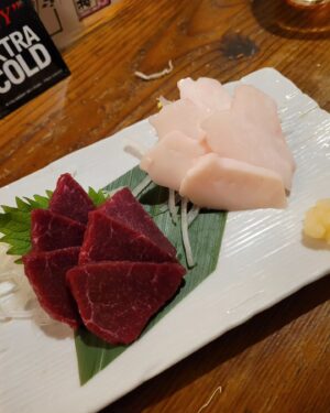 Nutthasit Kotimanuswanich Instagram - ใกล้กลับแล้วสินะ~
เมื่อวานลุยย่าน shimokitazawa บังเอิญเจอศิลปินที่เราสองคนชอบ @gingerrootmusic
เดินมั่วๆเจอร้านเหล้าบ๊วยที่อร่อย พนักงานชวนคุยเก่ง เค้าเลยแนะนำร้านอิซากายะย่านนั้นให้ไปลอง
เดินเข้าร้านต้องลงใต้ดินจนเกือบสะกิดนรก พนง.ต้อนรับดี บริการดี หน้าไม่บูด ลองสั่งเนื้อม้ากับให้ พนง เลือกให้ 1 เมนู ได้ปลาทอดกับซอสอร่อยๆมา เห็นคนสั่งกันทั้งร้าน เด็ดจัด!
(ภาพสุดท้ายเห็นอะไรไม่รู้เกี่ยวกับ slam dunk เดาว่าคนวาดคงเคยมากินที่นี่ ใครรู้บอกที!) @ides.nt