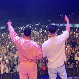 Nyno Vargas Instagram - Lo de anoche fue mágico..💞 Este tema aun no ha salido lo cantamos ayer por primera vez.. esto fue lo que pasó.. Ustedes mandan cuando lo sacamos?? @omarmontesofficial
