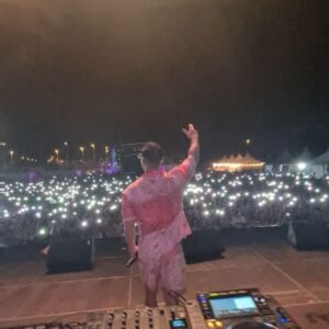 Nyno Vargas Instagram - Bueno familia despedimos el 2022! Quisiera darle las gracias a las más de 300.000 personas que han compartido con nosotros en esta gira.

Ha sido una auténtica locura! Y aunque ha sido muy duro tanto para mi equipo como para mi, ha merecido la pena!🙏

Cuando empece en 2008 siendo un niño ni se me pasaba por la cabeza seguir aquí 15 años después así que la palabra gracias se queda pequeña para agradeceros todos estos años a mi lado..❤

Espero poder daros la mejor versión de mi este 2023! Os deseo mucha salud, amor y prosperidad! FELIZ AÑO NUEVO! 🎉