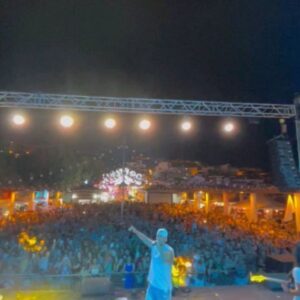 Nyno Vargas Instagram - Bueno familia despedimos el 2022! Quisiera darle las gracias a las más de 300.000 personas que han compartido con nosotros en esta gira.

Ha sido una auténtica locura! Y aunque ha sido muy duro tanto para mi equipo como para mi, ha merecido la pena!🙏

Cuando empece en 2008 siendo un niño ni se me pasaba por la cabeza seguir aquí 15 años después así que la palabra gracias se queda pequeña para agradeceros todos estos años a mi lado..❤

Espero poder daros la mejor versión de mi este 2023! Os deseo mucha salud, amor y prosperidad! FELIZ AÑO NUEVO! 🎉