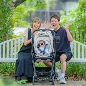 Obata no Oniisan Instagram - 【バチョフ写真展】
YouTubeの編集をしてくれている後輩ピン芸人バチョフがカメラが趣味で、その腕前がプロ並みなのでいつも撮ってもらっています。
バチョフカメラマンの写真が溜まったのでプチ写真展を。
僕のインスタやYouTubeをきっかけに今、撮影依頼が殺到しているらしいです！笑
彼も芸人活動があるのでスケジュールは擦り合わせになると思いますが、七五三や家族写真、その他記念日などのお写真、ぜひご依頼を(^^)もちろん一般の方もOKです！
バチョフ設定価格は、大手写真スタジオの出張サービスやプロの方よりだいぶ財布に優しめかと。
ご連絡はDMで👇
@bachofu1992 
#バチョフ
#広島大学出身のめっちゃ真面目でめっちゃ変なやつ
#バレーボール男子日本代表 の
#高橋藍　選手に顔が似ています
#高橋藍選手をめっちゃ赤くした感じ
#ちなみに僕の写真集のカメラマンは↓
@hello_kana_ 
#フリーのカメラマンのかなちゃん
#この子もすごく融通利かせてくれる素敵で優秀なカメラマンです
#ジブリ
#ストリートスナップ
#streetphotography