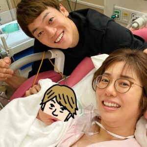 Obata no Oniisan Instagram - 【ご報告♡】
8月27日に妻との間に第一子となる男の子が誕生しました！元気な元気な3508gです。名前はまだナイショです🤫
仕事のスケジュール的にほぼ諦めていた立ち会いも叶いました。とにかく母子共に健康なのでそれが一番です！ここまで頑張ってくれた妻を最高に労いたいと思います。この立ち会いまでの話も色々ありまくりで今夜のYouTubeで話しています。
舞台【千と千尋の神隠し】の皆さん、みんなからの『安産祈願』効果あり過ぎでした！本当に心から感謝。
そして、親父の千秋楽日を見計らって次の仕事までの間に出て来てくれた息子よ、、、既にデキ男過ぎるよ。ありがとう。
家族3人、仲良く明るく頑張っていきますので、今後とも宜しくお願い致します！
#家族
#千と千尋の神隠し
#やべっ
#ハク役の2人から貰ってなかった
#ハク様ーーーーーーーーー🐸