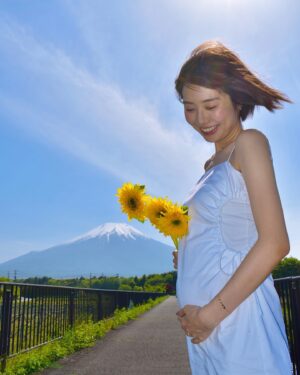 Obata no Oniisan Instagram - 富士山の近くで妻を撮りました！我ながらなかなかうまく撮れたよ！
#夫婦旅行
#本編はYouTubeにて
#マタニティフォト　の旅
#1枚目はまるで
#ビダルサスーン