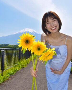 Obata no Oniisan Instagram - 富士山の近くで妻を撮りました！我ながらなかなかうまく撮れたよ！
#夫婦旅行
#本編はYouTubeにて
#マタニティフォト　の旅
#1枚目はまるで
#ビダルサスーン