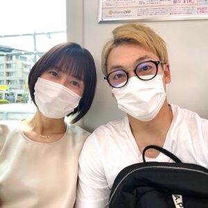 Obata no Oniisan Instagram - 今日は妻の36回目のお誕生日。一緒に迎えるのは7回目。今日は僕が早朝ロケ〜の夜まで千と千尋の稽古だったので2人で冷蔵庫整理ご飯でhappy birthdayです🎂
妻は臨月ですが、心身ともにベストコンディションです(^^)
SNSをひとつもしてない妻に伝えるので、ぜひお祝いコメントお待ちしてます❤️3枚目の写真は少し前にフジテレビでの仕事に一緒に行った時の
#happybirthday 
#お腹はパンパンまんまる
#旦那の写真集を握りしめる妻
#バースデー
#発売中