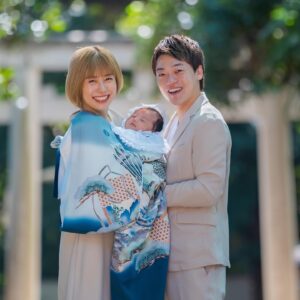 Obata no Oniisan Instagram - 息子のお宮参りに行って来ました！
3枚目の写真は『俺が守る』です。小栗さんの声で脳内再生して下さい。
カメラマンは僕のYouTube編集もしてくれている後輩芸人のバチョフ
@bachofu1992 
プロカメラマンよりも格段に安くカメラマンしてくれるはずなので
ぜひ撮影のご依頼を！
#お宮まきの
#起源は鎌倉時代らしい
#鎌倉殿の13人
#昔は赤ちゃんの生存率が低かったのでちゃんと生きられるように神様にお願いする儀式だったとか
#命を絶やさない事が当たり前ではなかった時代
#いい時代になったよね
#お宮参り
#バチョフ
@bachofu1992