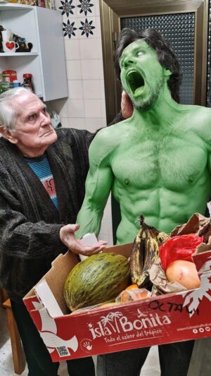 Octavi Pujades Instagram - Aquí, el making of (cómo se hizo) de una de las fotos tontunas que hacía con el patriarca 😍. 
Una de esas en que luego me editaba de superhéroe (un Hulk tirillas, en este caso) para agradecer la caja de fruta 🍓 que @frutas.dany nos traía a casa.

Era época de fotos y no de reels, así que tengo muy poquitos vídeos así; pero, en esta ocasión, metí la pata 🦵🏻 y, en vez de poner el móvil en modo foto, lo tenía en modo vídeo 📹... Y me di cuenta después, una vez estaba esto grabado.
En la portada del Reel tenéis el resultado final.

Eran tiempos raros y agotadores, pero echo mucho de menos estos momentos en los que, los dos juntos, creábamos algo; cosas que, en esa última época, nos unieron mucho... aunque fueran una mamarrachada. 🥹❤️

#recuerdos #padre #hijo #comosehizo #hulk #memories #dad #son #makingof