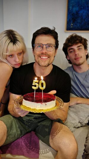 Octavi Pujades Instagram - CUMPLEAÑOS 🎂, PARTE 2: ¡regalos y tarta!
A estas alturas, mi familia ya me conoce... y, a pesar de que digan "es muy difícil regalarte cosas", me tienen bastante bien calado 😍🧐.

Frikadas. Muchas frikadas. Que es curioso porque, cuanto más mayor me hago, más grita y pide mi niño interior... 👶🏻 Igual es que ya empiezo a chochear. Y me da igual. 
Y los regalos son MUY TOP. Y la tarta. Y los besos, y... mi familia que es lo más. ❤️

MIL GRACIAS A TODOS. Por el montón de felicitaciones que he recibido; he contestado a algunas, pero a todas me es imposible... Pero os lo agradezco mucho, de corazón. ♥

PD: tanto la canción de ayer como la de hoy, temazos de 1974. Mi año.

#cumpleaños #familia #regalos #soyunfriki #yelloslosaben #birthday #family #presents