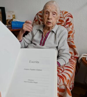 Octavi Pujades Instagram - Hacia días que no veía a la tieta, y ya nos echábamos de menos... ♥️
Y que sepáis que el primero de la familia en publicar LIBRO 📙 no fui yo; fue ELLA.
Hace unos añitos recopiló sus relatos sobre su vida y se autopublicó #escrits, una pequeña delicia donde da rienda suelta a su imaginación y su fino sentido del humor.
Yo tengo mi copia en casa, pero aprovechamos para repasar algunos pasajes en una copia que tenía guardada (en edición tapa dura; a mí me regalo la barata 😑). Y tengo que decir que el libro es maravilloso... Como ella. 😍

Ella se quedó con la espinita de ser maestra o escritora pero, a los noventa, esa en concreto se la quitó. Es admirable ver que la ilusión no conoce edad. Y es que la tieta Amparo es mucha tieta. 🥰

#tieta #auntie #escritora #writer #libro #book