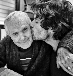 Octavi Pujades Instagram - Un beso muy fuerte a todos los Joans, Joanes, Juanes, Juanas, Juanitos y Juanitas. 😘
A los que están aquí, y a los que persisten en la memoria. ❤️

#santjoan #sanjuan