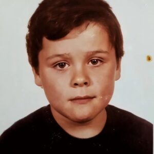 Octavi Pujades Instagram - Supongo que lo de cumplir 50 años, aparte de ser motivo de fiesta y jolgorio, inevitablemente lleva a echar la vista atrás.

El de la primera imagen es mi padre. El segundo, yo. ¿Qué tendríamos, ocho años? No se me da muy bien adivinar edades.

En su cara se refleja la época que le tocó vivir. La seriedad de un crío de posguerra que ha visto y vivido cosas que, definitivamente, no son para niños.
En la mía, la inocencia de un chiquillo al que luego, como a todos, le tocaría pasar lo suyo, pero que, de momento, vivía su infancia feliz, sin mayores penurias ni problemas.

Y, sin embargo, mezclando las dos... es imposible negar que somos los mismos genes, la misma sangre.

Tras la celebración de los cincuenta me es imposible no acordarme de aquellos que hicieron todo lo que pudieron para que yo, hoy, esté aquí dándonos la brasa con un arrebato nostálgico de señor mayor. Y me vais a permitir también que desde aquí de las gracias; a mi padre, a mi madre. A mis hijos, a mi pareja. A mi familia, mis amigos, y a todos, absolutamente todos, los que han pasado por mi vida en estos cincuenta años y que me han ayudado a ser, en mayor o menor medida, con mis virtudes y mis defectos, quien soy.

PD: esta era una de las canciones favoritas de mi padre, y también lo es para mí. Supongo que las similitudes van más allá de lo físico. ❤️

Besos a tod@s. 😘

#tbt #50 #gracias #thankyou
