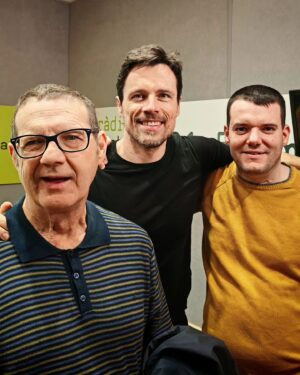 Octavi Pujades Instagram - Hoy ha sido una mañana MARAVILLOSA. 😍

He ido a @cugatmedia, la radio de Sant Cugat, y allí me esperaban Miguel, David, Àngel, Antonio, Nuria, Emma y María José, y dos de sus monitores. Ellos son parte de @cataloniafundaciocreactiva, y me han hecho una entrevista que ha sido de las más bonitas y sinceras que me han hecho.

En @cataloniafundaciocreactiva llevan muchos años trabajando para y con personas con diversidad funcional, luchando por su integración, la igualdad de oportunidades, y para un mundo más justo en el que todos tengamos nuestro sitio.

Y, además, me ha regalado unas chanclas preciosas que decoran ellos mismos en sus centros ocupacionales, bajo el lema "ponte en nuestros zapatos", y que podéis conseguir en
www.empatias.com

Les podéis seguir en @cataloniafundaciocreactiva y en @empatias.actitud.
Merece mucho la pena. ♥️

#fundaciocatalonia #diversidadfuncional #inclusion #igualdad