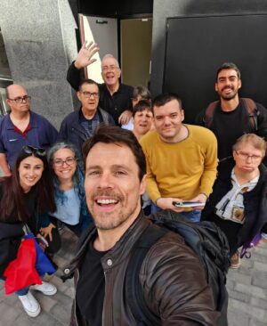 Octavi Pujades Instagram - Hoy ha sido una mañana MARAVILLOSA. 😍

He ido a @cugatmedia, la radio de Sant Cugat, y allí me esperaban Miguel, David, Àngel, Antonio, Nuria, Emma y María José, y dos de sus monitores. Ellos son parte de @cataloniafundaciocreactiva, y me han hecho una entrevista que ha sido de las más bonitas y sinceras que me han hecho.

En @cataloniafundaciocreactiva llevan muchos años trabajando para y con personas con diversidad funcional, luchando por su integración, la igualdad de oportunidades, y para un mundo más justo en el que todos tengamos nuestro sitio.

Y, además, me ha regalado unas chanclas preciosas que decoran ellos mismos en sus centros ocupacionales, bajo el lema "ponte en nuestros zapatos", y que podéis conseguir en
www.empatias.com

Les podéis seguir en @cataloniafundaciocreactiva y en @empatias.actitud.
Merece mucho la pena. ♥️

#fundaciocatalonia #diversidadfuncional #inclusion #igualdad