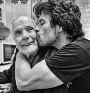 Octavi Pujades Instagram - Un beso muy fuerte a todos los Joans, Joanes, Juanes, Juanas, Juanitos y Juanitas. 😘
A los que están aquí, y a los que persisten en la memoria. ❤️

#santjoan #sanjuan