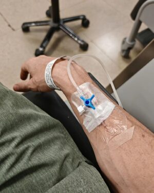 Octavi Pujades Instagram - Mis 50 empiezan... regular. 😂
Anoche, de Urgencias. 🏥 Resulta que la semana pasada me empezó a picar y a doler la piel en la zona de la cadera: enrojecimiento, vesículas... zas. Un herpes zóster.
La cosa ha ido avanzando, el dolor y el malestar aumentando, y acabé en el hospital enchufado a un gotero de tramad0l para apaciguar al bicho. 🦠

1- mi gotero y yo. Bendito alivio. 😅
2- creo que es la primera vía que me ponen en la vida. Ole. 💃🏻
3- sonrisa postratamiento. Eso ya es otra cosa. 🤤
4- a la Senan le dan mucha grima las agujas, la sangre y todo lo que tenga que ver con estas cosas. 💉 😵‍💫
5- y a mí me gusta enseñárselo y hacerle la puñeta. 😬
6- la zona afectada. Pixelada, que no es plan de herir sensibilidades... Desde la columna hasta casi el ombligo; una culebrilla de las buenas. 🐍
 7- hoy, por supuesto. Ensayo. Y llueve. ☹️☔

Me han puesto un tratamiento más fuerte, y a ver si con esto mejoramos... 🤞🏻💊

#felices50 #empezamosbien #herpeszoster  #happy50th