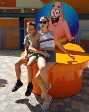 Octavi Pujades Instagram - Mi foto favorita de los miniyoes. ♥️

Tener un padre actor implica verlo de forma intermitente. Y, de vez en cuando, subirte al tren (literalmente) 🚂 de su inconstante vida.
En agosto de 2017 yo estaba rodando #centromedico en televisión, porque la máquina de la tele 📺 no se detiene en vacaciones; así que a mis retoños les tocaba irse para Madrid conmigo. Lo cual implicaba viajes, esperas... Pero también momentos de asueto, escasos pero intensos. 
Fuimos al parque de atracciones, a un túnel de viento... y pasamos calor. Mucho calor. 🥵 Pero incluso eso, estando juntos, se recuerda con cariño. 🥰

#tbt #padre #hijos #familia #agosto #dad #children #family #august