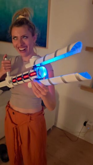 Octavi Pujades Instagram - Lo mejor, EL COMENTARIO DE ANNA. 😂😂😍. Pero vayamos por partes...

Esto es un bastón aturdidor. Y lo lleva un soldado de la Primera Orden en el episodio VII de Star Wars... 😍
Y, como hoy es 4 de mayo, es el día de Star Wars (may the fourth	🟰 May the force), es mi nueva adquisición para mi museo del frikismo.

Yo, por mi parte, como un niño con zapatos nuevos 🥳🥳🥳. Y Anna... Anna se fija EN LO QUE SE FIJA. 😂😂😂
Y es que cada cual tiene sus prioridades y sus intereses. 😚😁 

#starwars #diadestarwars #starwarsday #bastonaturdidor #mehaceilusion #aellatambien