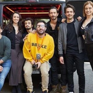 Octavio Hinojosa Martínez Instagram - Después de 110 días de rodaje terminamos las temporadas 2 y 3 de @comosobrevivirsoltero y fue un viaje chingón!!

Gracias @marcosbucay @szuritaoficial @zurita7 @gasparr por invitarme a ser parte, saben cuanto los quiero ❤️🙌🏼

Al cast que ya son como mis hermanos; @szuritaoficial @tatisalexander @robtalcual @aquelsantini @lugomezrobledo los admiro tanto, todos los días me impresionaban cada vez más con su talento, ir a rodaje era siempre aprender algo nuevo de ustedes… ¡gracias mamobanda, los amo! 😘😘😘

A nuestros escritores por darnos otras 2 temporadas tan ingeniosas y divertidas. 🙏🏽 A todo el resto del cast y el crew gracias por siempre tener la mejor actitud a pesar de covid y de tantos llamados nocturnos, de vivir congelados y con lluvia; gracias a todos por 110 dias que fueron, como dice @noe.santillan.lopez “como juntarte a jugar con tus amigos”. 👊🏽😎🎬