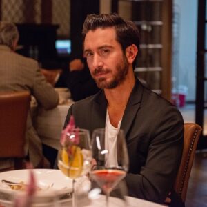 Octavio Hinojosa Martínez Instagram - Hace una semana estrenamos la tercera temporada de @comosobrevivirsoltero por @primevideomx ¿¿¿ya la vieron???? 😎💘

Esta foto es de la última escena que grabamos en el último día de rodaje y después de terminar nos fuimos a mezcalear a los campers a las 6 de la mañana para festejar 😂😂😂🥃

¡Qué gozada! Gracias @szuritaoficial @marcosbucay @zurita7 @gasparr @noe.santillan.lopez y mamobanda @tatisalexander @aquelsantini @lugomezrobledo @pamohpam y a todos los que hicieron de esta temporada “un feliz viaje audaz.” 🫶🏼