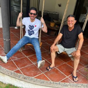 Octavio Hinojosa Martínez Instagram - Una tarde muy chingona con el original gato rocanrolero, el Maestro @memomendezguiu 🎶🎸🐱