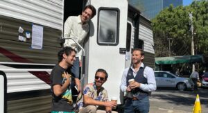 Octavio Hinojosa Martínez Instagram - Después de 110 días de rodaje terminamos las temporadas 2 y 3 de @comosobrevivirsoltero y fue un viaje chingón!!

Gracias @marcosbucay @szuritaoficial @zurita7 @gasparr por invitarme a ser parte, saben cuanto los quiero ❤️🙌🏼

Al cast que ya son como mis hermanos; @szuritaoficial @tatisalexander @robtalcual @aquelsantini @lugomezrobledo los admiro tanto, todos los días me impresionaban cada vez más con su talento, ir a rodaje era siempre aprender algo nuevo de ustedes… ¡gracias mamobanda, los amo! 😘😘😘

A nuestros escritores por darnos otras 2 temporadas tan ingeniosas y divertidas. 🙏🏽 A todo el resto del cast y el crew gracias por siempre tener la mejor actitud a pesar de covid y de tantos llamados nocturnos, de vivir congelados y con lluvia; gracias a todos por 110 dias que fueron, como dice @noe.santillan.lopez “como juntarte a jugar con tus amigos”. 👊🏽😎🎬
