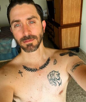 Octavio Hinojosa Martínez Instagram - Bañao, peinao, perfumao, ¡y listo pa llamao! 🎬🙃