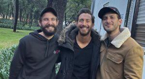 Octavio Hinojosa Martínez Instagram - Después de 110 días de rodaje terminamos las temporadas 2 y 3 de @comosobrevivirsoltero y fue un viaje chingón!!

Gracias @marcosbucay @szuritaoficial @zurita7 @gasparr por invitarme a ser parte, saben cuanto los quiero ❤️🙌🏼

Al cast que ya son como mis hermanos; @szuritaoficial @tatisalexander @robtalcual @aquelsantini @lugomezrobledo los admiro tanto, todos los días me impresionaban cada vez más con su talento, ir a rodaje era siempre aprender algo nuevo de ustedes… ¡gracias mamobanda, los amo! 😘😘😘

A nuestros escritores por darnos otras 2 temporadas tan ingeniosas y divertidas. 🙏🏽 A todo el resto del cast y el crew gracias por siempre tener la mejor actitud a pesar de covid y de tantos llamados nocturnos, de vivir congelados y con lluvia; gracias a todos por 110 dias que fueron, como dice @noe.santillan.lopez “como juntarte a jugar con tus amigos”. 👊🏽😎🎬