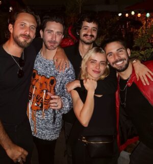 Octavio Hinojosa Martínez Instagram - Ayer tuvimos un screening de los primeros 3 capítulos de la segunda temporada de #ComoSobrevivirSoltero y la gozamos, nos reímos cabron, y ya oficialmente les puedo confirmar que esta nueva temporada es ENORME Y LES VA A ENCANTAR!!!!

Gracias a todes los que son parte de este proyecto. Los amo muy cabron!! ❤️👊🏽🤓😎

Estreno Viernes Abril 15 por PRIME VIDEO @primevideomx @primevideolat @primevideo