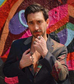 Octavio Hinojosa Martínez Instagram - Parte 3 • COLORES • 🎨

“Los colores son un lenguaje profundo y misterioso. Es el lenguaje de los sueños” - Gauguin

Foto: @yosoymanwe 
MU/Hair: @santanamakeup_ 
Styling: @genevieveluquet