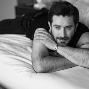 Octavio Hinojosa Martínez Instagram - Aquí te espero… 🖤

📸 @alexsalinasg 
💆🏼‍♂️ @santanamakeup_ 
👕 @genevieveluquet