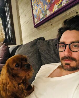 Octavio Hinojosa Martínez Instagram - Archie 🐶 tiene el mismo gusto en series que yo... y las ve todas encima de mi 😂