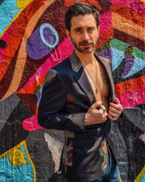 Octavio Hinojosa Martínez Instagram - 🎨 el canvas es tuyo— pinta lo que quieras… 

📸 @yosoymanwe 
💇🏻‍♂️ @santanamakeup_ 
👕 @genevieveluquet