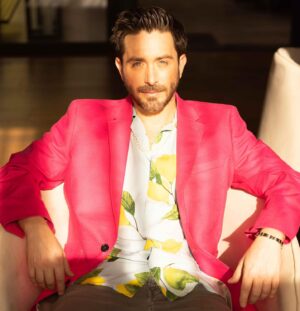 Octavio Hinojosa Martínez Instagram - Platicando con @lifeandstylemex 
☀️🌴

Foto: @alexsalinasg 
Hair & Makeup: @santanamakeup_ 
Styling: @genevieveluquet