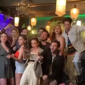 Octavio Hinojosa Martínez Instagram - Después de 110 días de rodaje terminamos las temporadas 2 y 3 de @comosobrevivirsoltero y fue un viaje chingón!!

Gracias @marcosbucay @szuritaoficial @zurita7 @gasparr por invitarme a ser parte, saben cuanto los quiero ❤️🙌🏼

Al cast que ya son como mis hermanos; @szuritaoficial @tatisalexander @robtalcual @aquelsantini @lugomezrobledo los admiro tanto, todos los días me impresionaban cada vez más con su talento, ir a rodaje era siempre aprender algo nuevo de ustedes… ¡gracias mamobanda, los amo! 😘😘😘

A nuestros escritores por darnos otras 2 temporadas tan ingeniosas y divertidas. 🙏🏽 A todo el resto del cast y el crew gracias por siempre tener la mejor actitud a pesar de covid y de tantos llamados nocturnos, de vivir congelados y con lluvia; gracias a todos por 110 dias que fueron, como dice @noe.santillan.lopez “como juntarte a jugar con tus amigos”. 👊🏽😎🎬