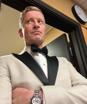 Odd-Magnus Williamson Instagram - Takk for denne gang Amanda og @haugesundfilmfest 

Fjerde året på rad jeg får æren av å være konferansier og det er jeg utrolig stolt av!

Grattis til alle vinnere og supergjengen på @monster__tv som lager sømløs sending. @evarolkor @vanjapanja & @henrikaspeflaten 

Og en svær takk til de onde forfattere i skriverommet @olesoo & @kinesolberg   @arnenga som skrev sang.

One more time pliiis!!!?

@nrkunderholdning