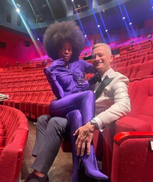 Odd-Magnus Williamson Instagram - Takk for denne gang Amanda og @haugesundfilmfest 

Fjerde året på rad jeg får æren av å være konferansier og det er jeg utrolig stolt av!

Grattis til alle vinnere og supergjengen på @monster__tv som lager sømløs sending. @evarolkor @vanjapanja & @henrikaspeflaten 

Og en svær takk til de onde forfattere i skriverommet @olesoo & @kinesolberg   @arnenga som skrev sang.

One more time pliiis!!!?

@nrkunderholdning