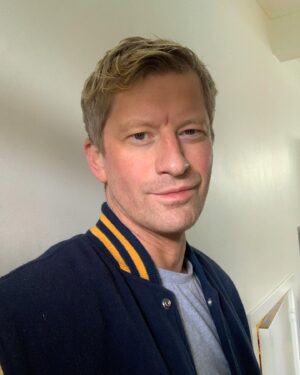 Odd-Magnus Williamson Instagram - Nei men da var det vel bare å kickstarte denne Suzuki TSX 50’n av en onsdag i gang og dundre ut i første tilgjengelige grøft

Håret er som alltid levert av @hairbymiasiren på @_komite 

#reklameforenvenn