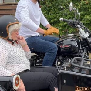 Odd-Magnus Williamson Instagram - Da jeg var 5 år lovte jeg muttern at jeg skulle hente henne i motorsykkel med sidevogn når jeg ble stor. 

Tusen takk til @retrotoursnorway for lån av nydelig sykkel!!

Retrotour tilbyr guiding i Oslo for opptil to personer. Så om du vil overraske kjæresten din eller barnet du liker best; book en tour på retro-tours.no

Livet altså!