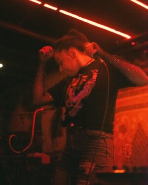 Odreii Instagram - Bruce Lee ready! Here’s some great shot by @bylouanew 

Had a blast opening for @calamine_mtl ⚡️at @bar_lesco 🤘🏾 yeeeeeaaaaaaaah ( in a Jack Black voice ) 

Merci Calamine et tous les reals de Calamine for singing with me sa nouvelle toune ❤️ 🔥