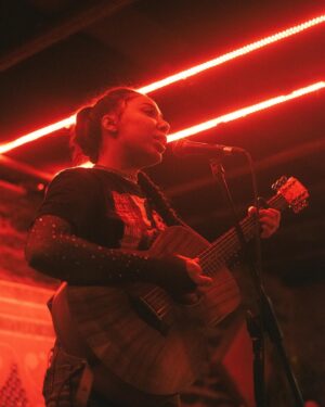 Odreii Instagram - Bruce Lee ready! Here’s some great shot by @bylouanew 

Had a blast opening for @calamine_mtl ⚡️at @bar_lesco 🤘🏾 yeeeeeaaaaaaaah ( in a Jack Black voice ) 

Merci Calamine et tous les reals de Calamine for singing with me sa nouvelle toune ❤️ 🔥