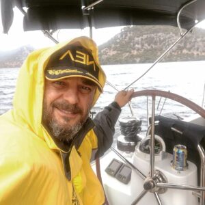 Ogün Kaptanoğlu Instagram - Hava bazen sert eser, güneşli günlere inanın. 
#sailing #sailinglife #sailboat #sae #cruisng #captain #brothers