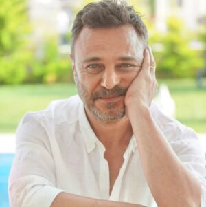 Ogün Kaptanoğlu Instagram - Yeni hikayemiz "DÖNENCE" birazdan başlıyor. Görüşmek üzere.

#dönence #kanald #dönencekanald #dmedia