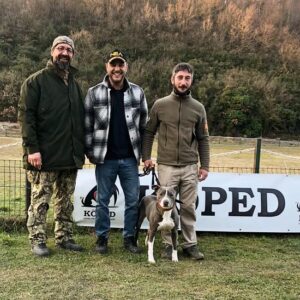 Ogün Kaptanoğlu Instagram - Daha dün bir hayata, bir nefese dokunabildiysem bu seninle karşılaşmamız sayesinde oldu kızım.
Fox, Uluslararası Arama Kurtarma Köpek'leri sınavına giden yolda ilk sınavını, SKS (Sosyal Köpek Sınavı) başarıyla tamamladı. Bu süreç travmatik köpeklerin yardım alması ve toparlanması için önemli. Deprem bölgesinde omuz omuza mücadele ettiğimiz, değerli hocalarım @goktan_eker ve @_brk_akin_ sayesinde, Fox artık yeni hayatına başlıyor. Yasaklı ırk diye fişlenip, ayrımcılık görmelerine, barınaklar da 4 metrekare de, dışarı çıkması yasaklanan ve ölüme terk edilen bu canların yaşam haklarını sonuna kadar savunucusu olacağız. Neler başarabileceğimizi biliyoruz.

@kopekirklarifederasyonu @kopedturkiye #kopekirklarivekinolojifederasyonu #aramakurtarmaköpeği #köpekeğitmenleriderneği #kokutakibi #searchandrescudog #mantrailing #americanstaff #fox #k9