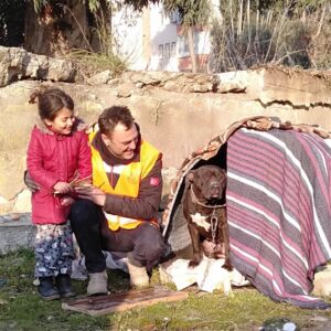 Ogün Kaptanoğlu Instagram - Zeynep ile birlikte arkadaşına elimizden geldiğince bir kulübe yaptık.. Dediğin gibi Zeynep, o da üşümesin yazık! O güzel kalbinden, yüzünden gülüşlerin  eksik olmasın çocuk 🌼